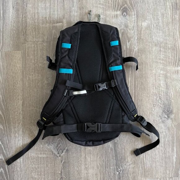 Sierra Designs Hiking Day Pack with 2 Liter Hydration Pouch - Picture 2 of 16